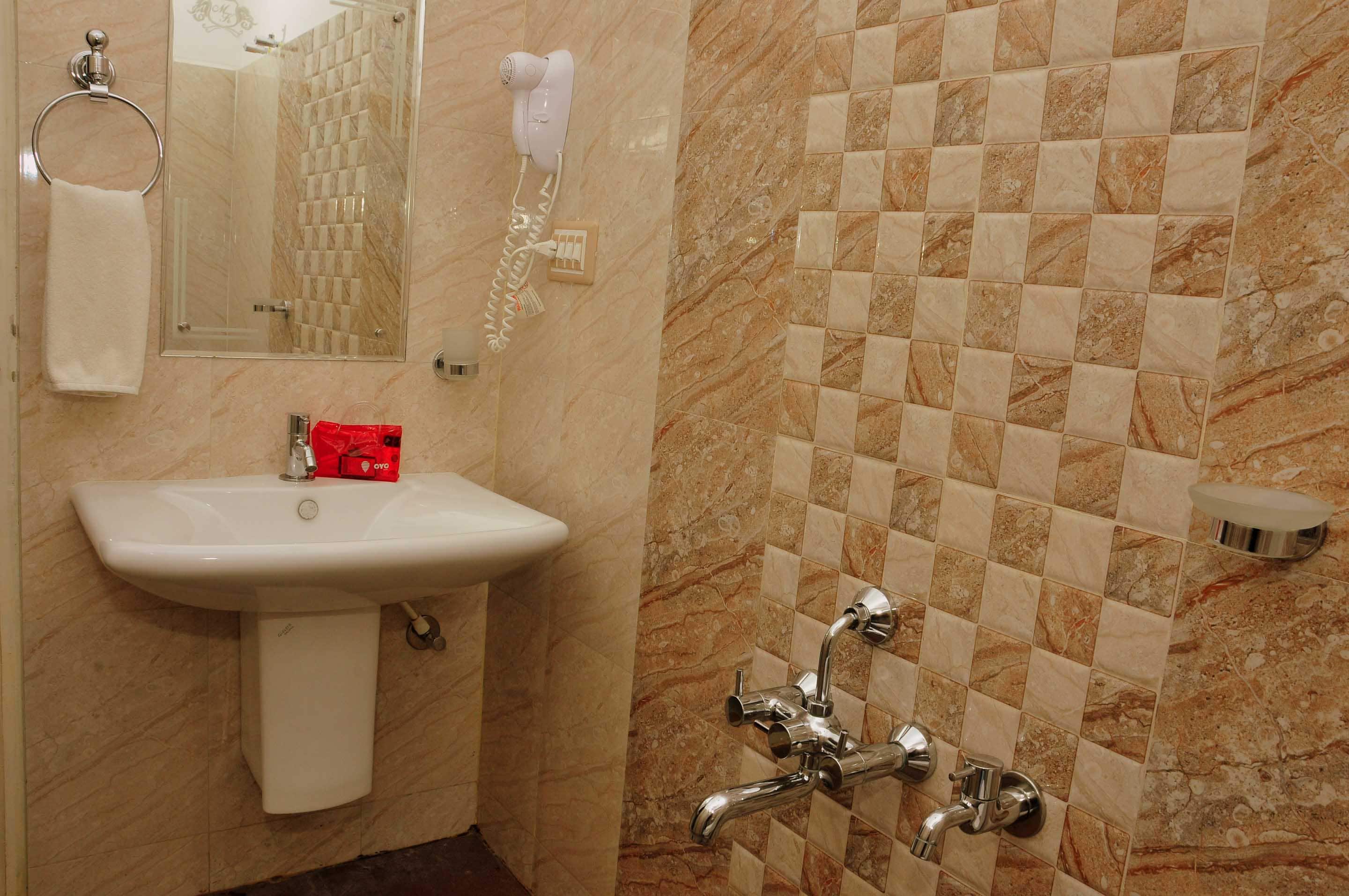 Ministers kourt - Tap to explore photos