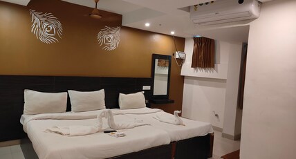 Purple Inn Room Type - Deluxe Triple Room AC