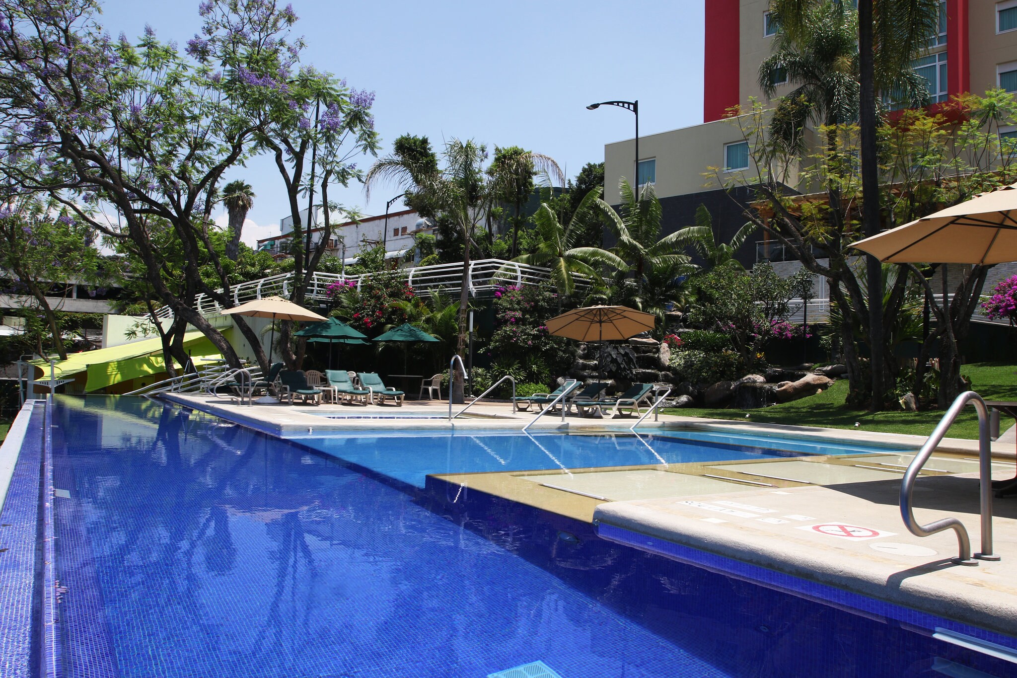 Holiday Inn Express Hotel & Suites Cuernavaca - Tap to explore photos