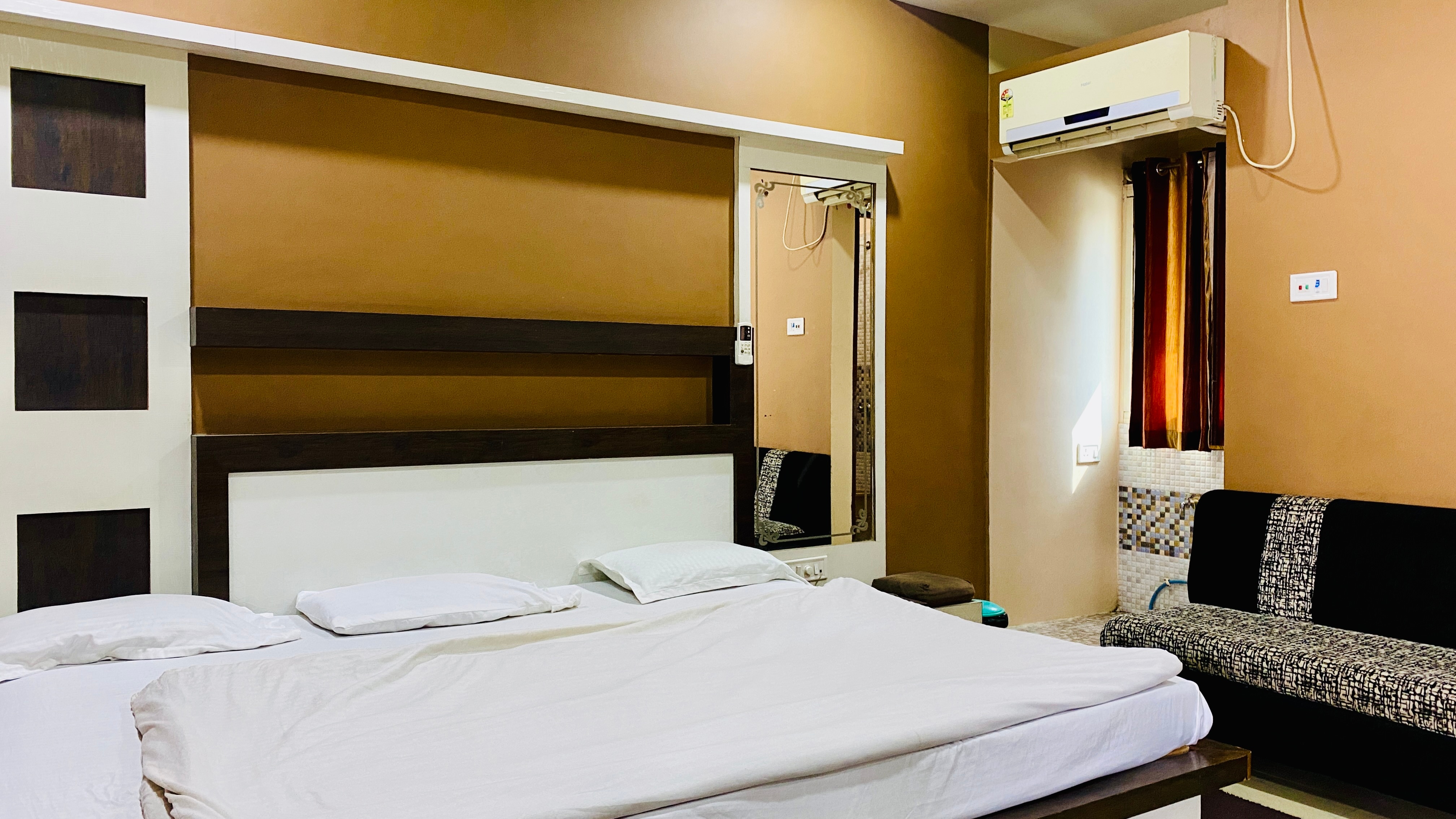 Hotel Amaltas Barwaha - Tap to explore photos