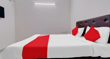 Meenakshi tower Room Type - Deluxe Non AC Room