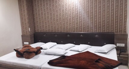 Hotel Arzoo Palace Room Type - Deluxe Five Bed Non Ac