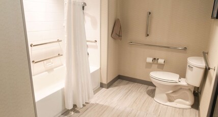 Hilton Garden Inn Mattoon Room Type - 1 KING MOB ACC W BATHTUB