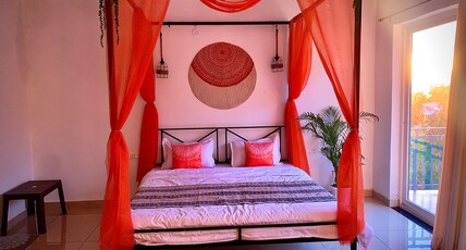 Social Monkey Room Type - King Bed Room with Moutain View