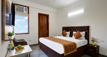 La Corporate Suite Noida Room Type - Deluxe Room