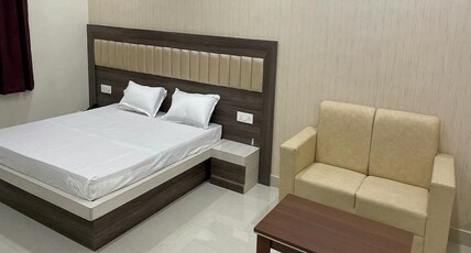 Hotel GR International Room Type - Deluxe King Room AC