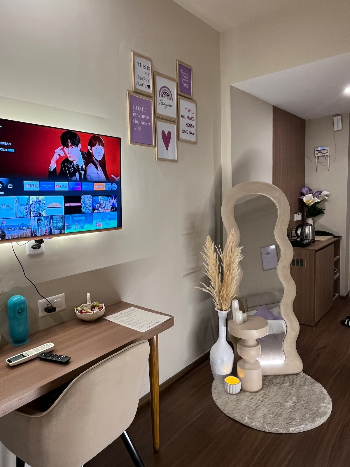 Stayora Luxury Stay Modern Room Prime Location - Tap to explore photos