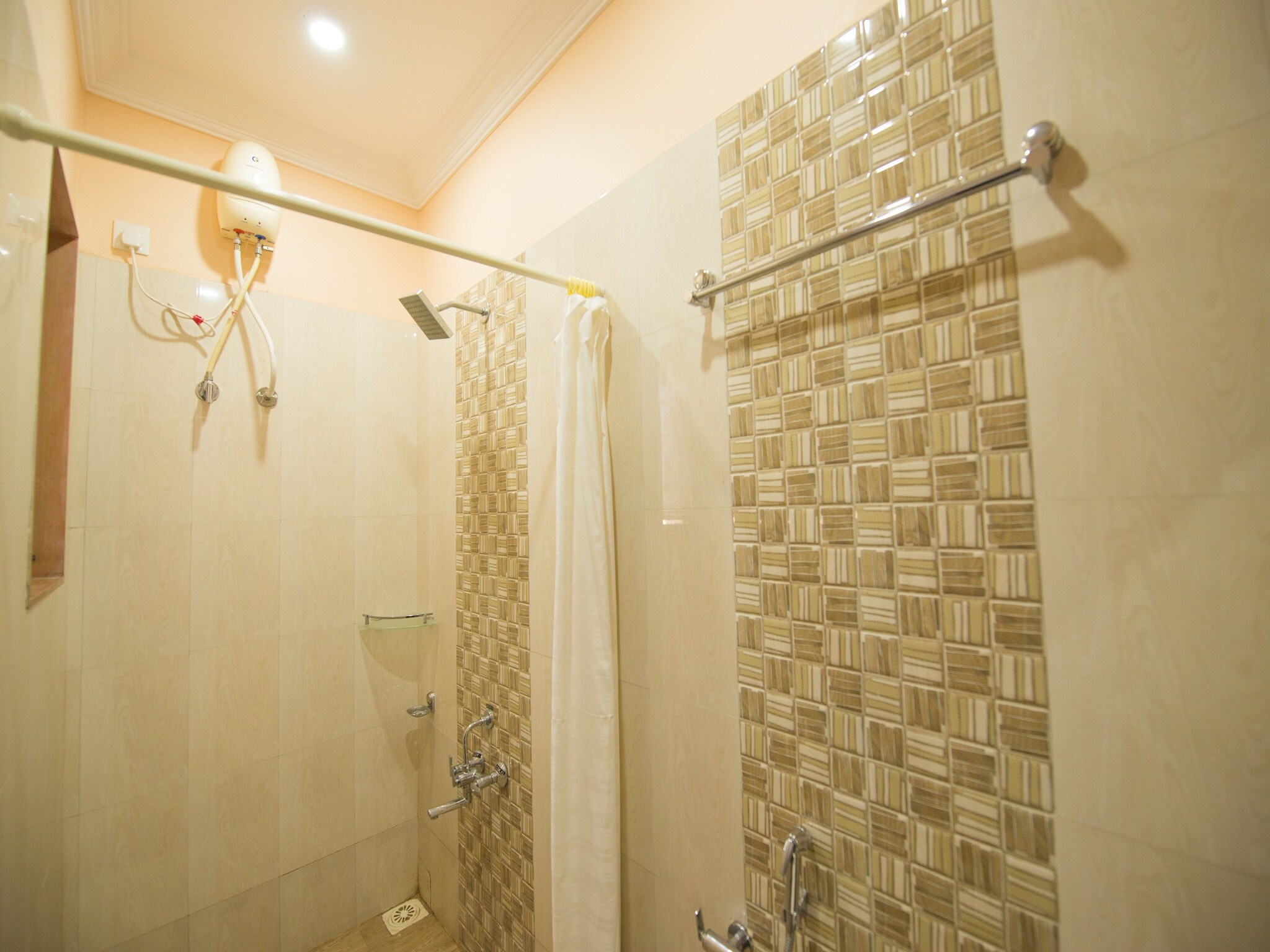 Budget Inn Service Apartments - Tiger Plaza - Tap to explore photos