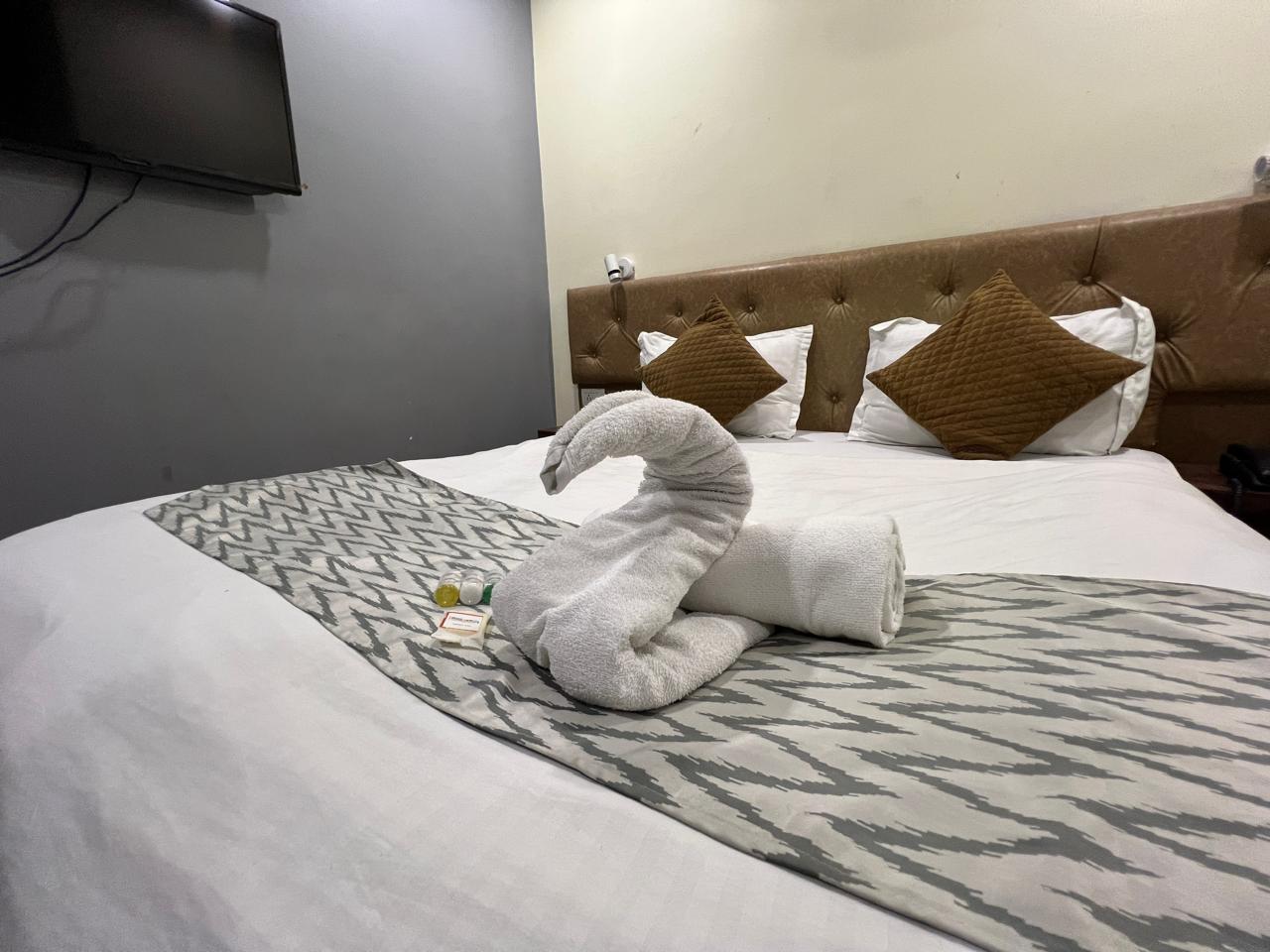 Hotel The Mall Inn by MNG Rooms - Tap to explore photos