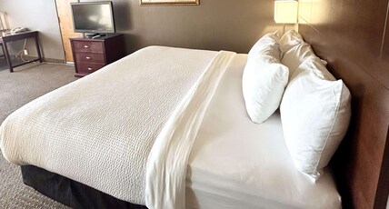 Best Western Plus Kelly Inn Room Type - 1 King Bed, Non-Smoking, Traditional Room, Microwave And Refrigerator, High Speed Internet Access, C Best Western Plus Kelly Inn Room Type - 1 King Bed, Non-Smoking, Traditional Room, Microwave And Refrigerator, High Speed Internet Access, C