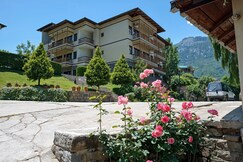 Riverbend Retreat 1BHK Apartment by Homeyhuts - 3