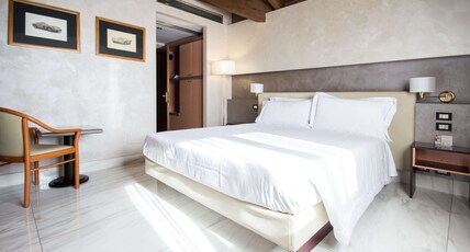 Best Western Hotel Modena District Room Type - 1 Queen Bed, Non-Smoking, Comfort Room