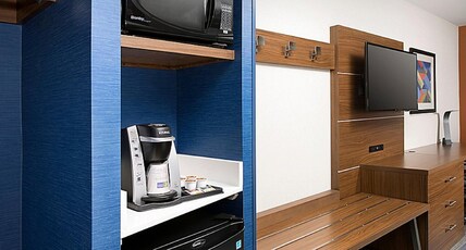 Holiday Inn Express Chesapeake - Norfolk Room Type - 2 Queen Standard Comm Mobil Access Tub