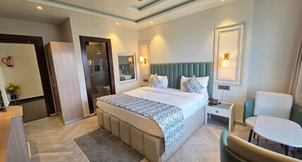 MAGESTIC MOUNTAIN Room Type - Deluxe Room with Balcony and Mountain View