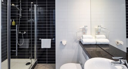Holiday Inn Express ROTTERDAM - CENTRAL STATION Room Type - Standard Room with Free Breakfast Holiday Inn Express ROTTERDAM - CENTRAL STATION Room Type - Standard Room with Free Breakfast