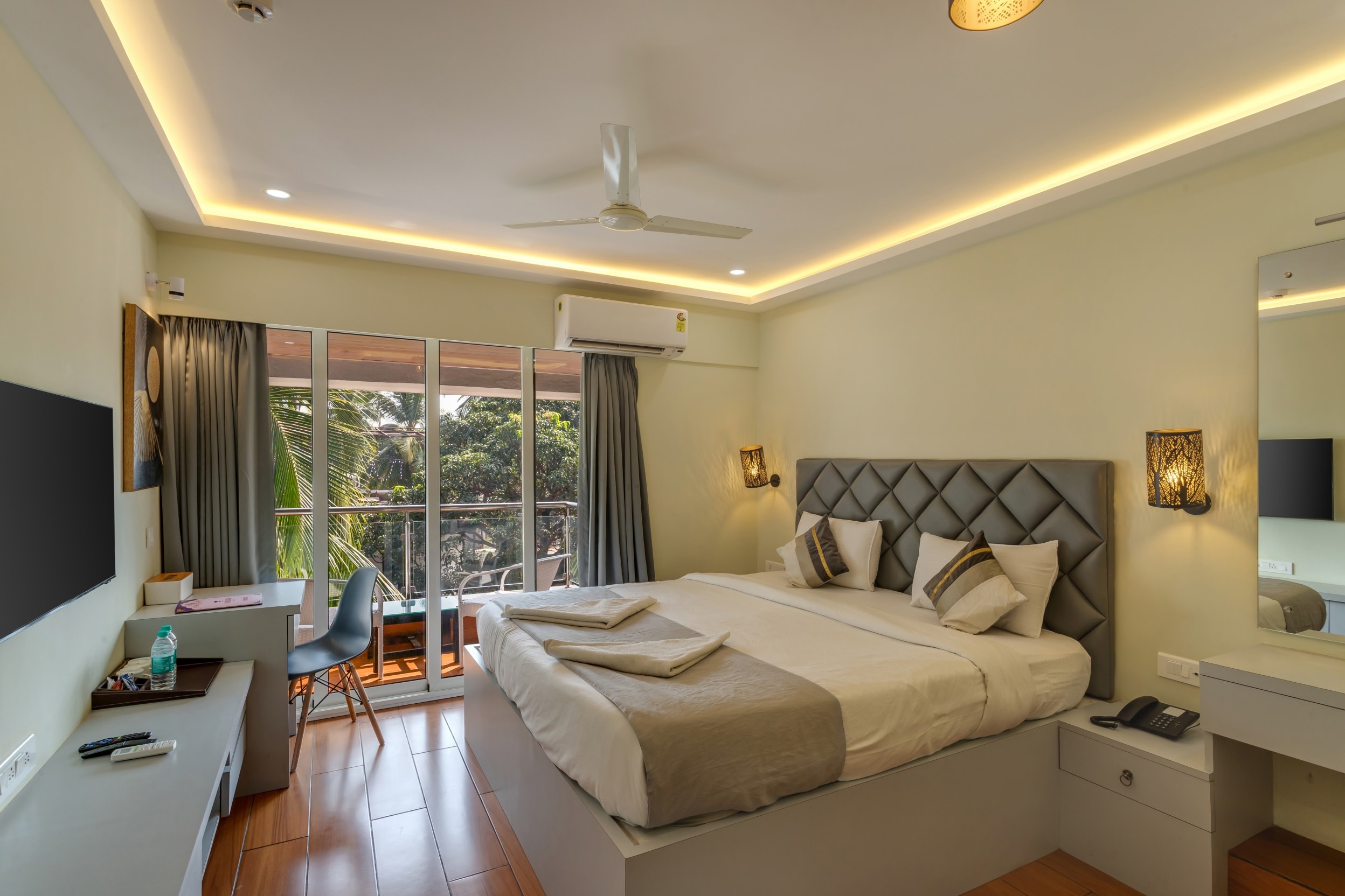 La Baga Beach Hotel - Tap to explore photos