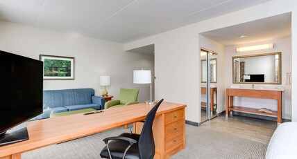Hampton Inn & Suites by Hilton Manchester Room Type - 1KN HEARING ACC STUDIO NS