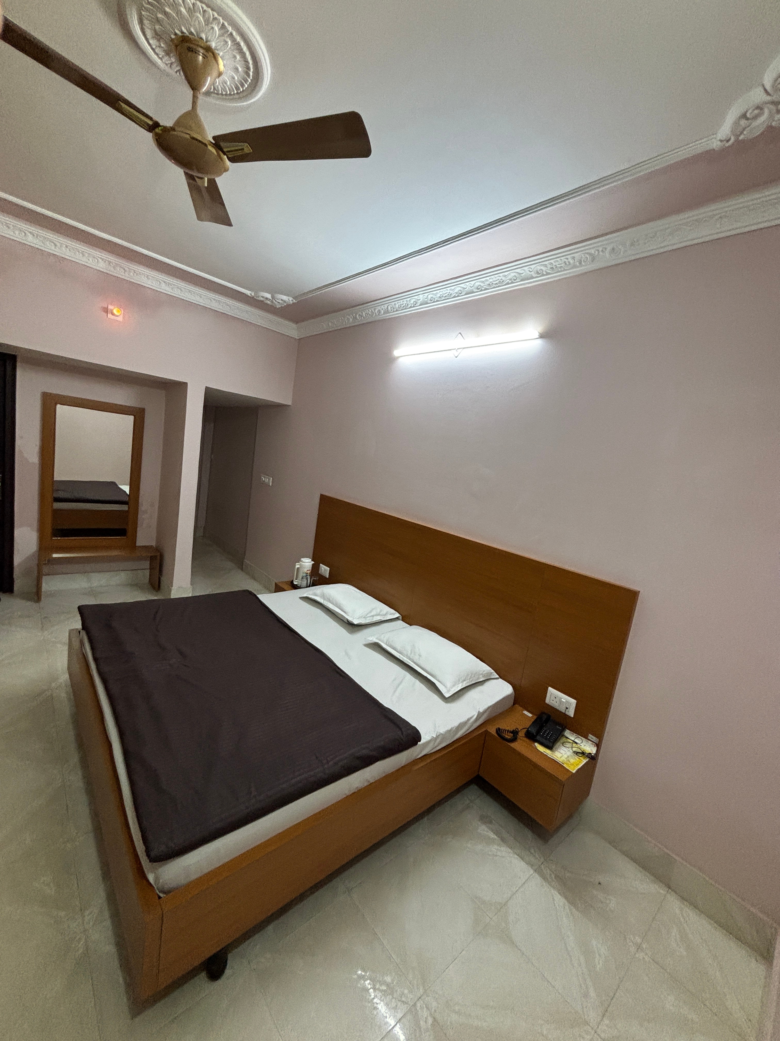 Hotel Shri Amarnath - Tap to explore photos