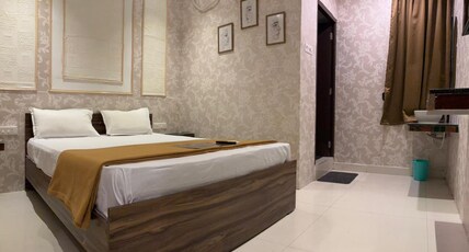 SNR CLOUD9 HOTELS Room Type - DELUXE ROOM