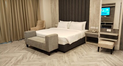 MB Greens- Clarks Inn Moradabad Room Type - Premium Suite with Double Bed MB Greens- Clarks Inn Moradabad Room Type - Premium Suite with Double Bed