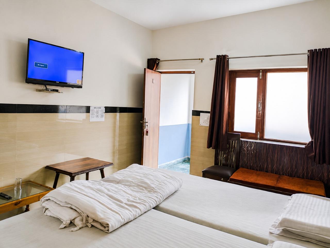 Hotel Goverdhan, Walking to Raja Ki Mandi Railway & 3 km from ISBT - Tap to explore photos
