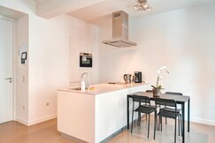 Chic Meir Stay for 9 with Balcony