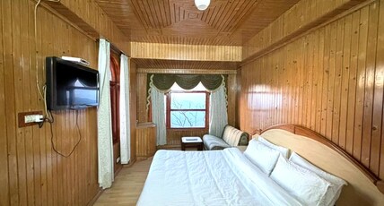 Hotel Amar Palace Shimla Room Type - Deluxe Double Bedroom With Mountain View