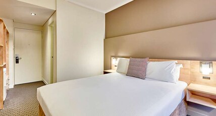 ibis Perth Room Type - Superior Room 1 Queen Bed City View
