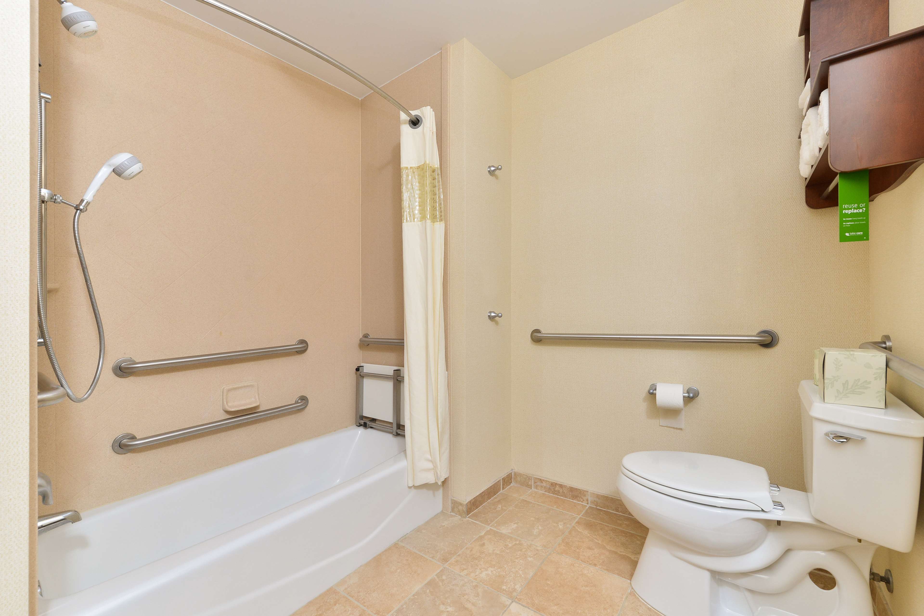 Hampton Inn by Hilton OTTUMWA - Tap to explore photos