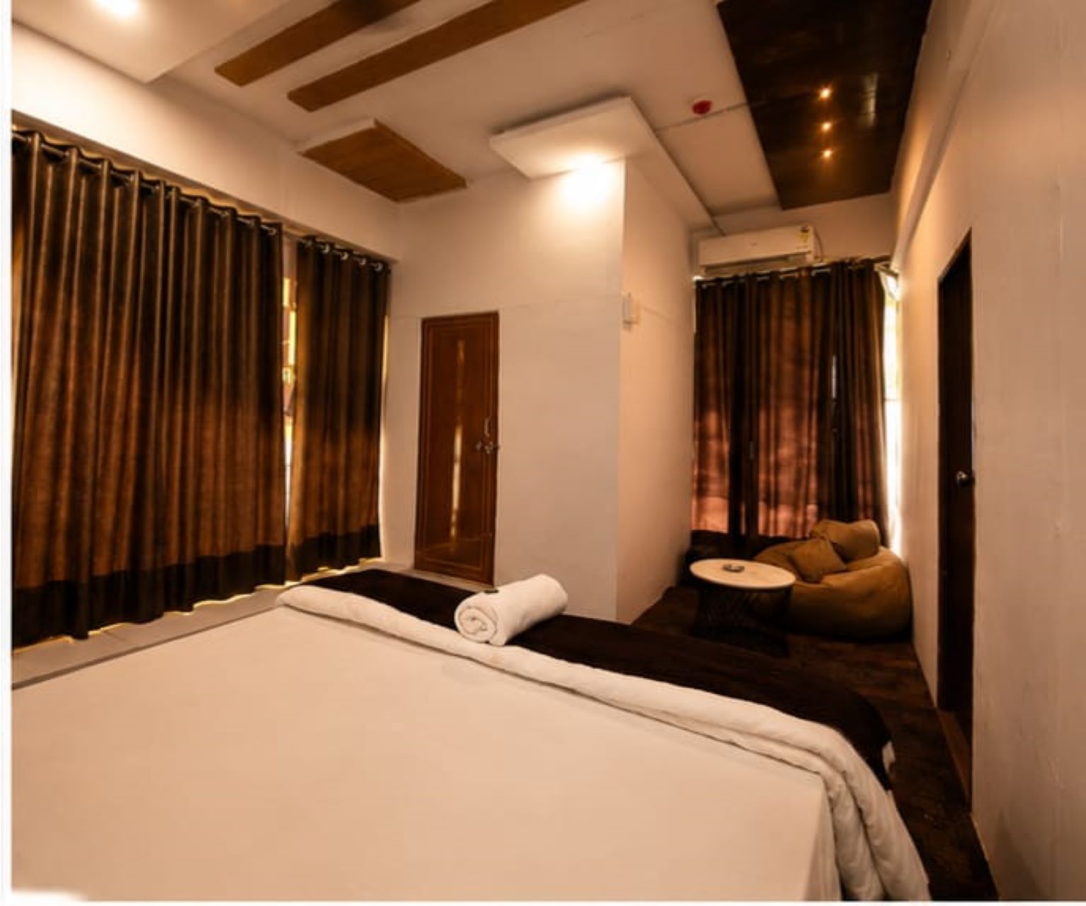 Hotel krishna and Dormitory - Tap to explore photos