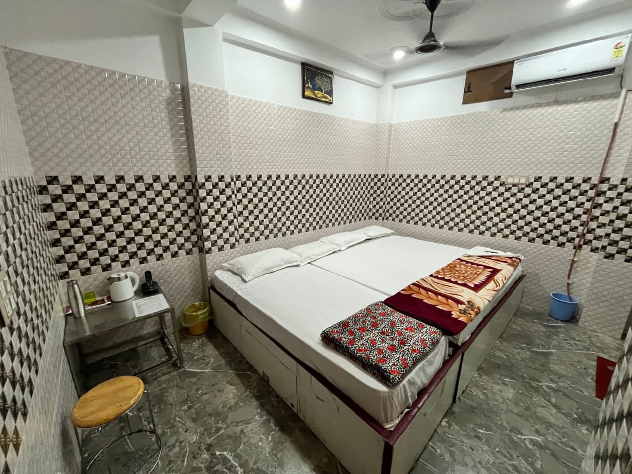 Thakur Ji P Guest House By GRB - Tap to explore photos