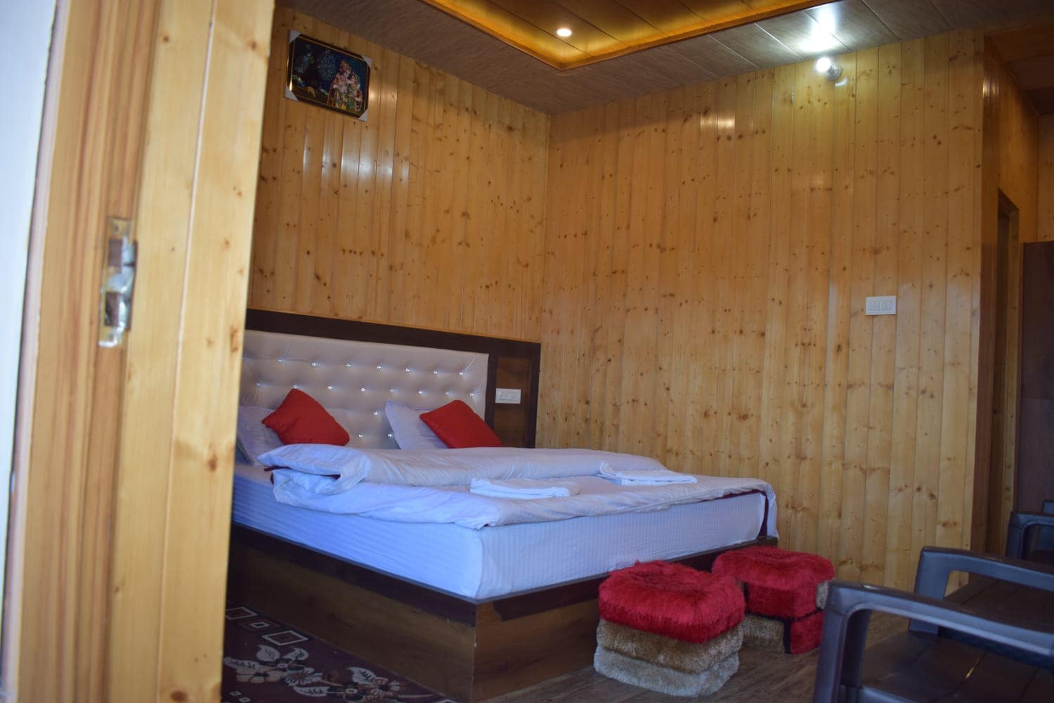 Pine Palace Homestay - Tap to explore photos