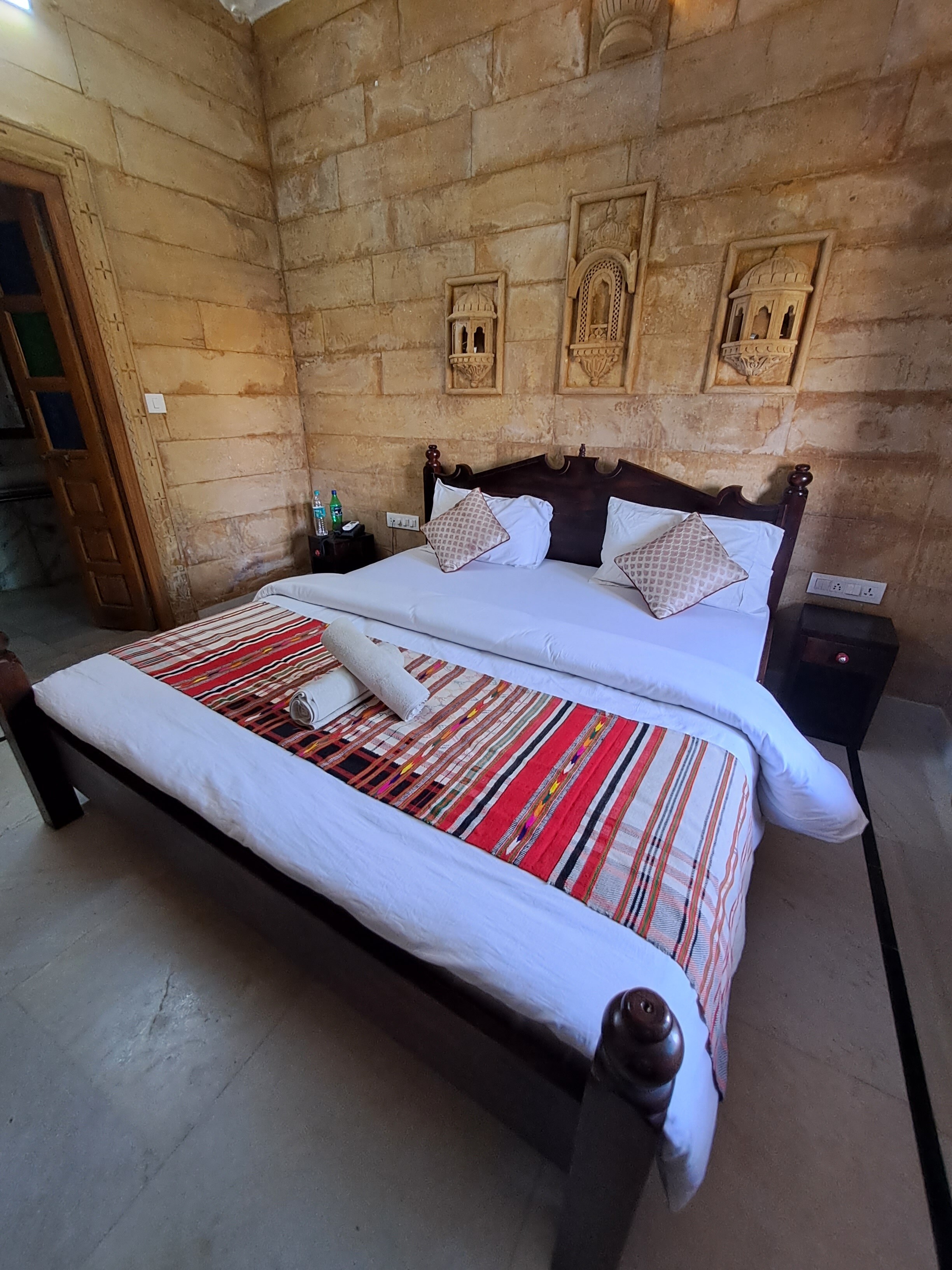 Hotel Samar Villa - Tap to explore photos