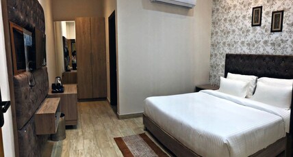 SPT Clarks Inn Suites Room Type - Deluxe Room
