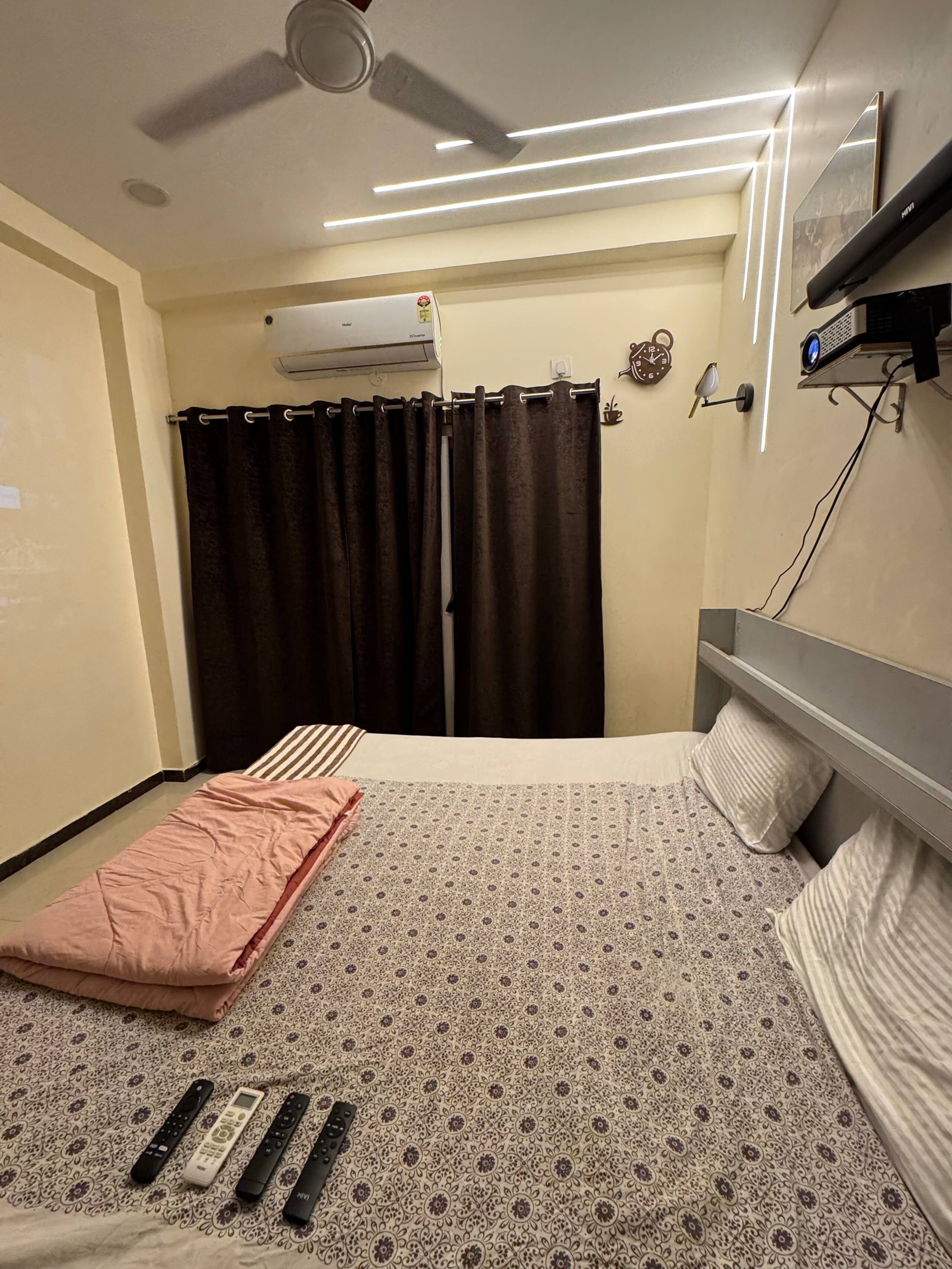 You will have an amazing stay with a projector - Tap to explore photos