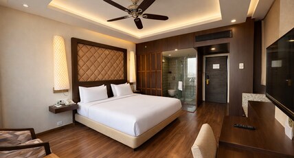 Clarks Avadh Room Type - Premier Room King Bed