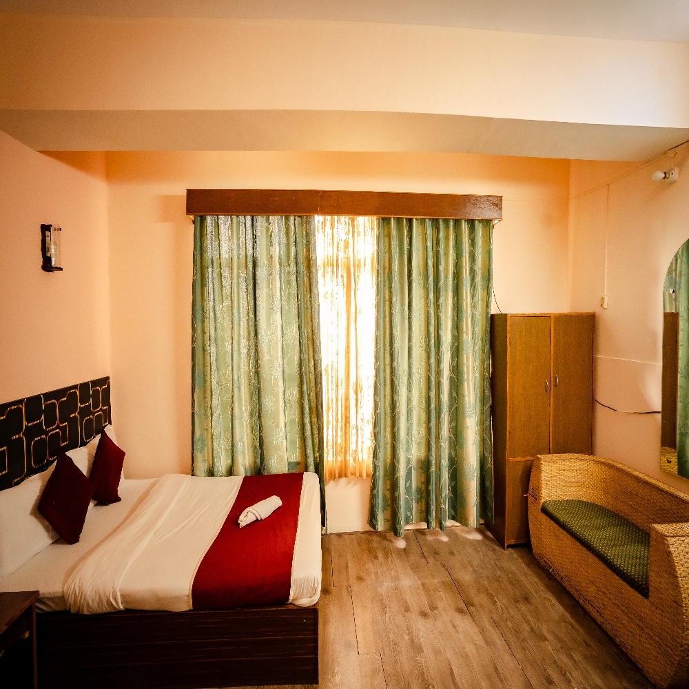 YALUNG RETREAT (30 Mtrs from MG Marg) - Tap to explore photos