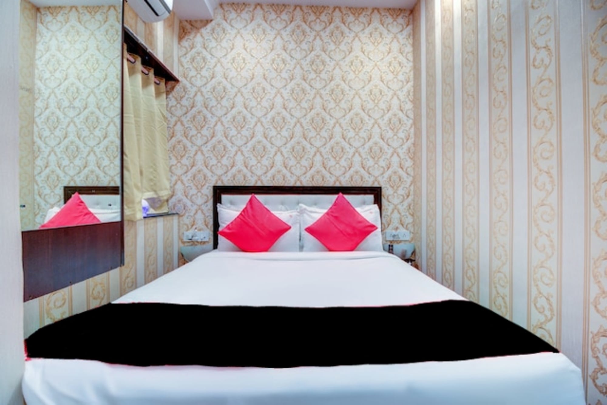 Hotel De Classico Juhu - Tap to explore photos