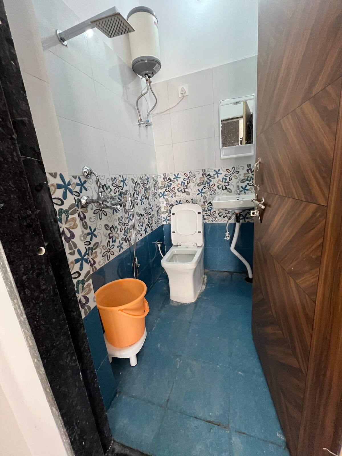 Ventilated 1rk fully furnished in malviya nagar - Tap to explore photos