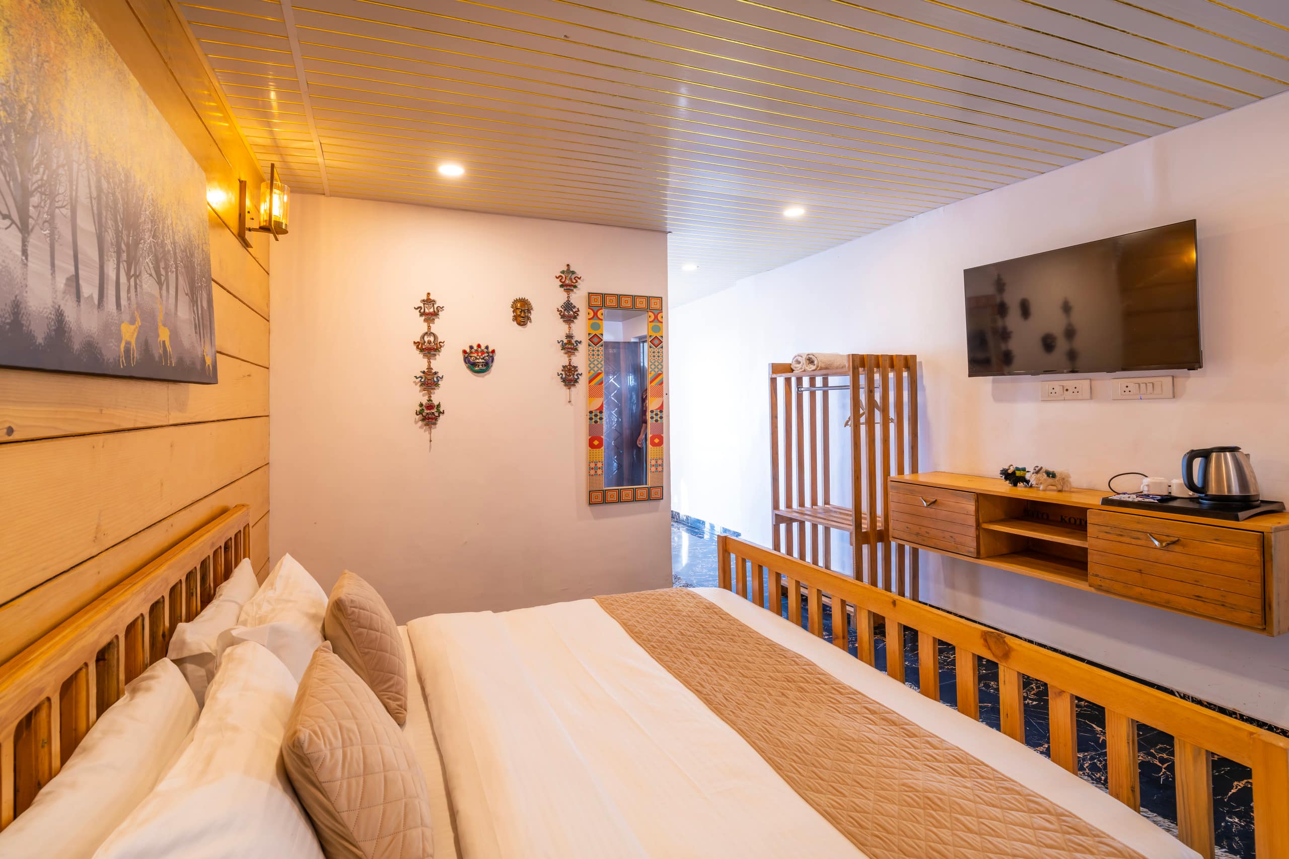 2 BHK with 2 Bathtubs 3 Balconies nr Mussoorie - Tap to explore photos