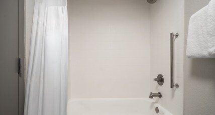 Holiday Inn Express TIFTON Room Type - 2 Queen Standard
