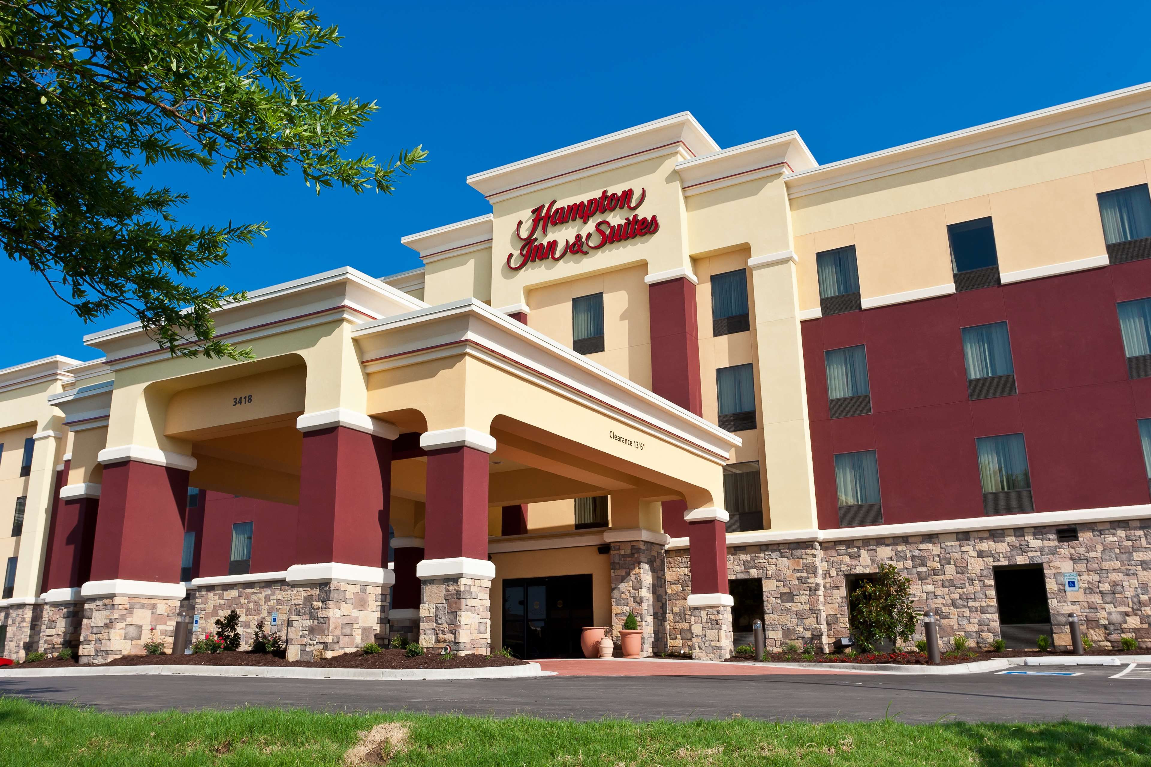 Hampton Inn and Suites Tulsa Central - Tap to explore photos