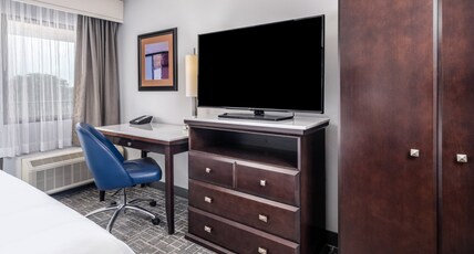 Crowne Plaza MILWAUKEE SOUTH Room Type - 2 Queen Standard