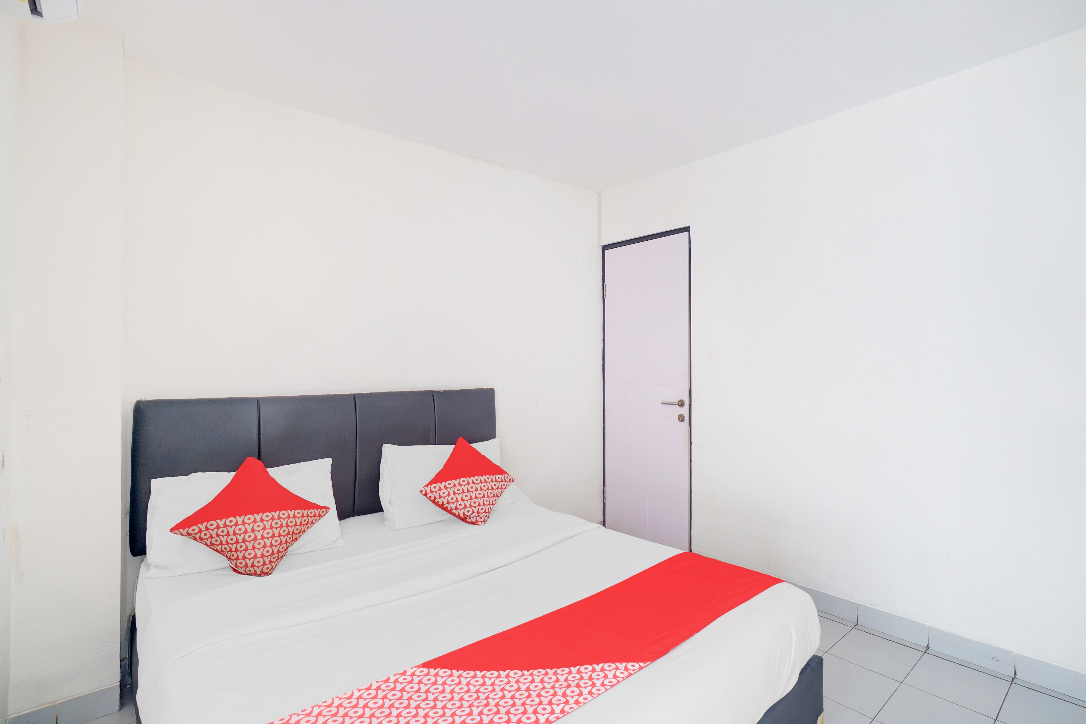 Hotel O J&B Smart Jatinegara - Tap to explore photos