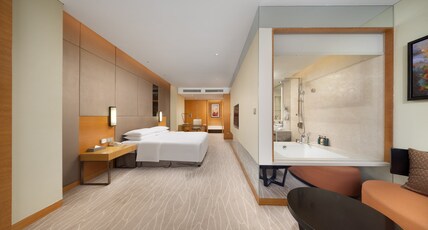 Crowne Plaza Yangzhou, an IHG Hotel Room Type - 1 King Standard Lake View Lounge Access