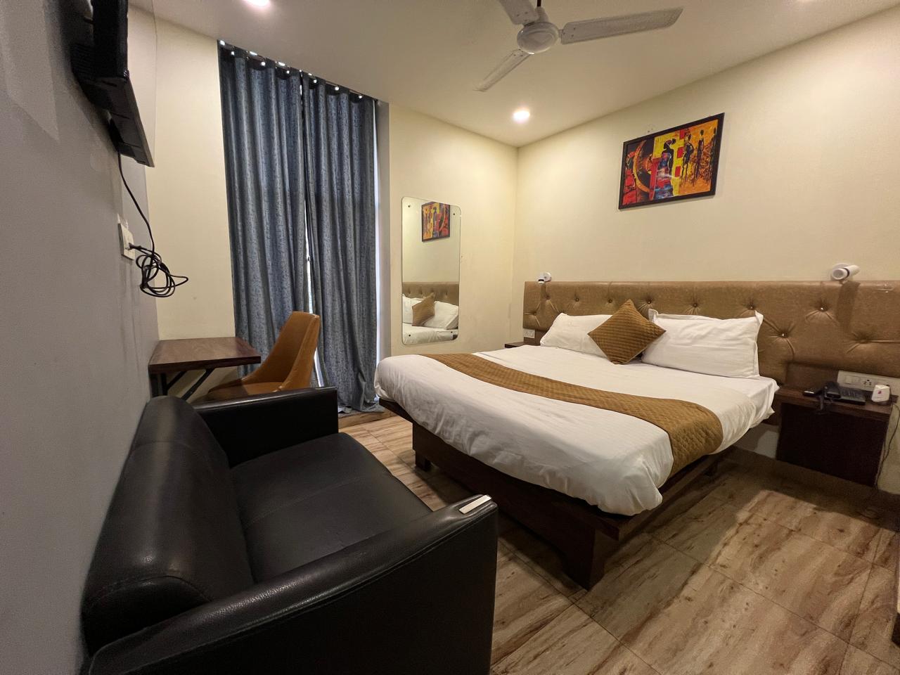 Hotel The Mall Inn by MNG Rooms - Tap to explore photos
