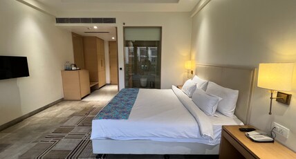 Parklane Resort Room Type - Club Room with Deck- Pool View