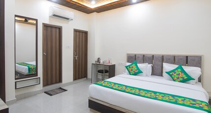Treebo Golden Kashi Room Type - Deluxe Room