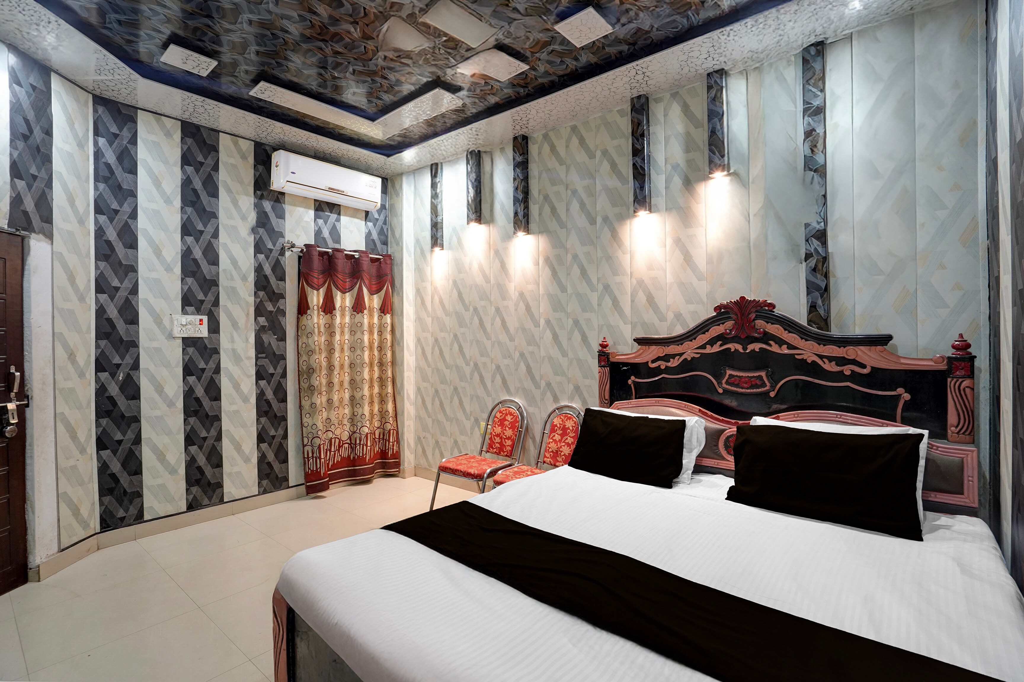 Super Hotel O Sultanpur Railway Junction Formerly Sanskar Marriage Lawan - Tap to explore photos