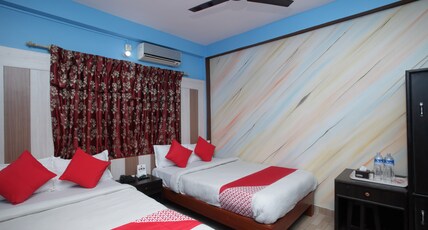 OYO 618 Hotel Middle Point Room Type - Standard Quad Room